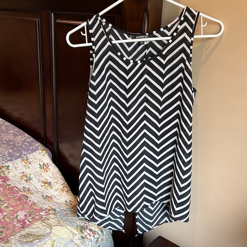 Express sleeveless shirt black and white pattern with a split halfway up back